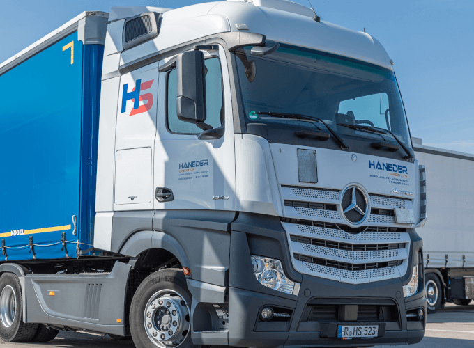 Haneder LKW vor blauem Himmel